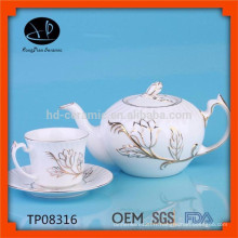 Pot en céramique blanche avec jante en or, pot de thé gaufré innovant avec tasse et soucoupe, bouilloire en céramique avec motif fleur